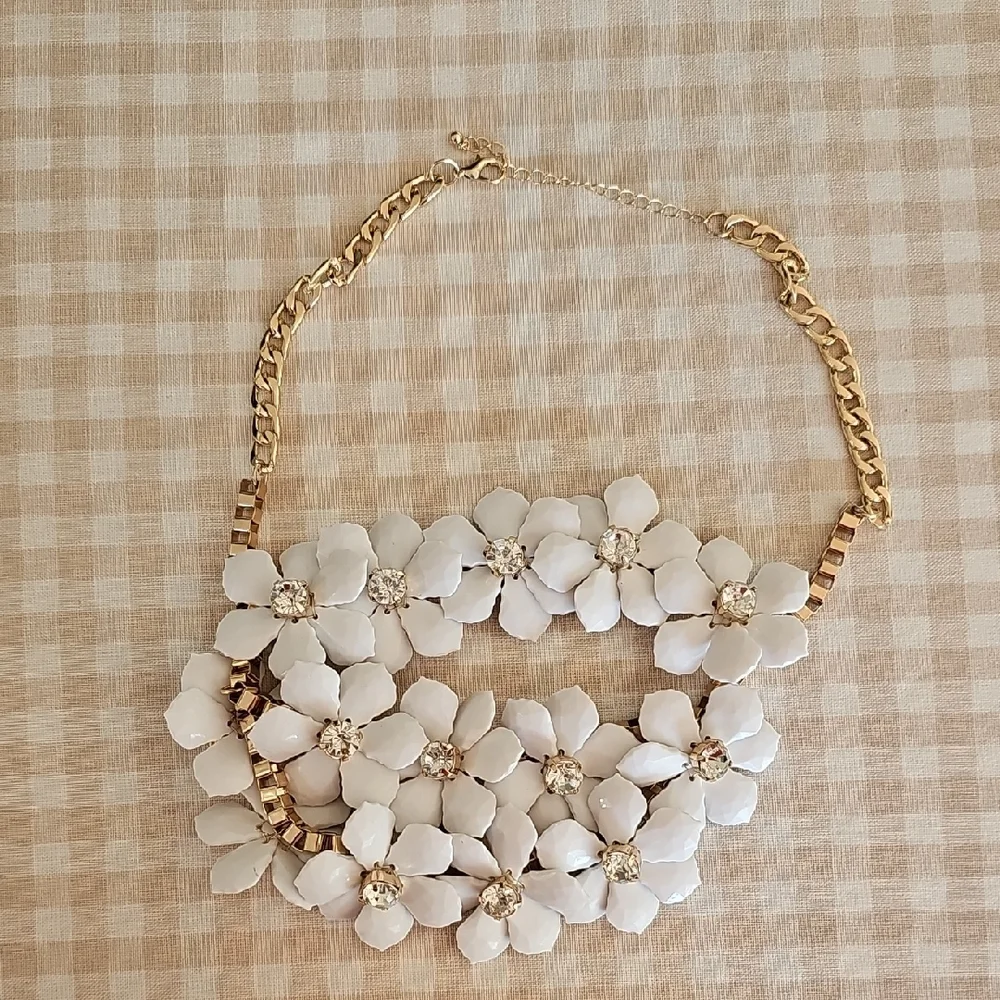 Costume Jewelry Womens OS White Daisy Floral Necklace Rhinestone Gold Accents - Picture 3 of 4